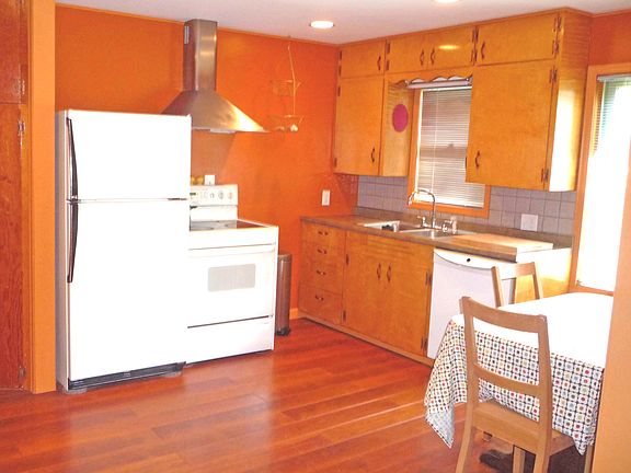 Large eat-in kitchen 