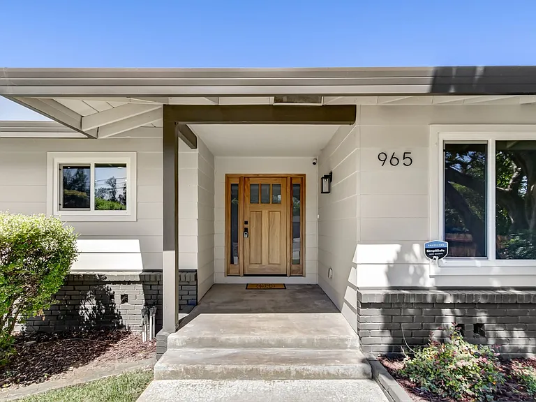 965 Jonas Ave — Photo 3