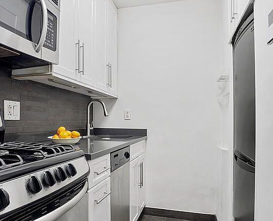 4th image of 110 E 36th St APT 4-D