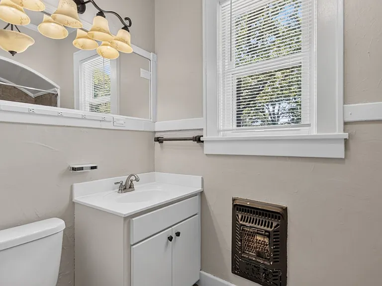 3719 W Markham St — Photo 17