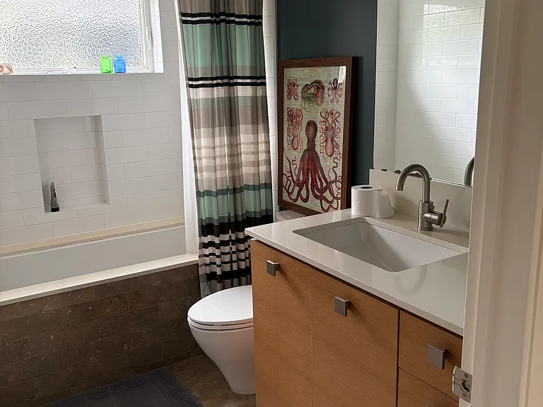 737 Broadway St — Photo 17