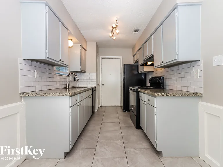 16310 Forest Bend Ave — Photo 7