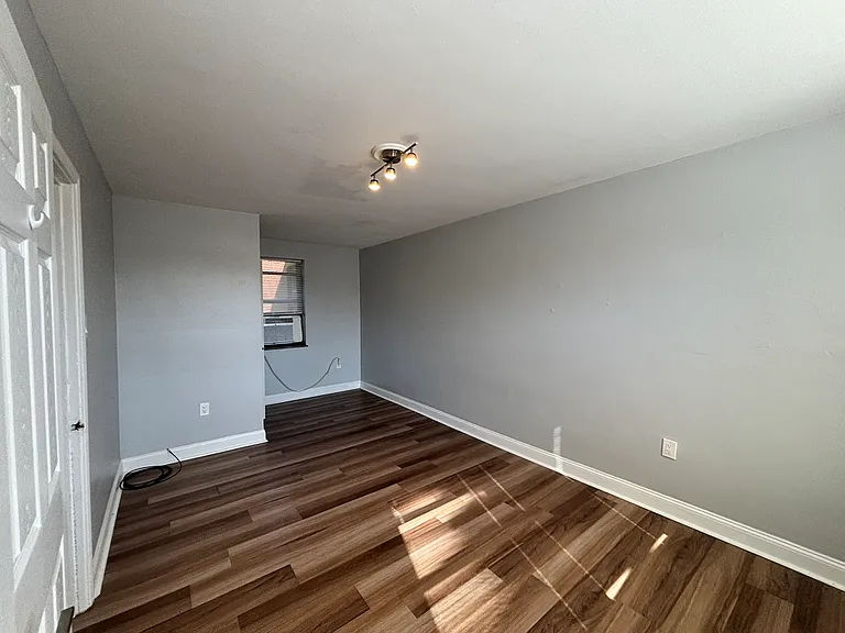 Royal Gardens Apartments — Photo 12