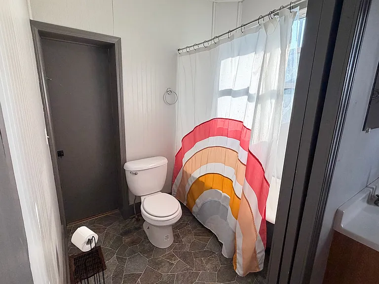913 W Montgomery St — Photo 15