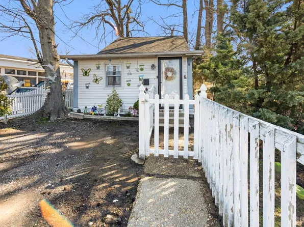 4 Laurence Pkwy, Laurence Harbor, NJ 08879