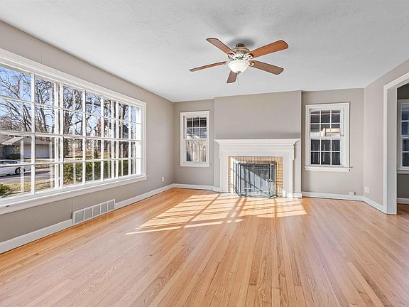 3rd image of 123 N Oak Knolls Ave