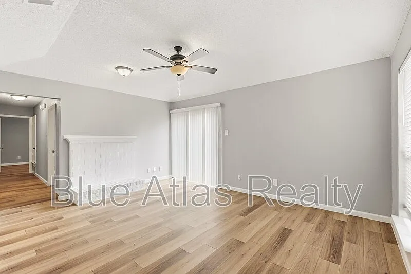 2 bed, 2.0 bath, 1042 sqft, $1,995 — Photo 3