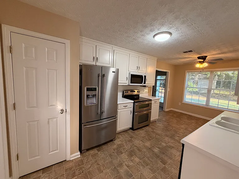 512 Morgans Landing Dr — Photo 3