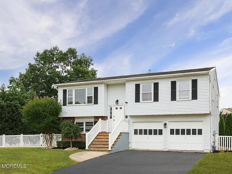 17 Wisteria Pl — Photo 2