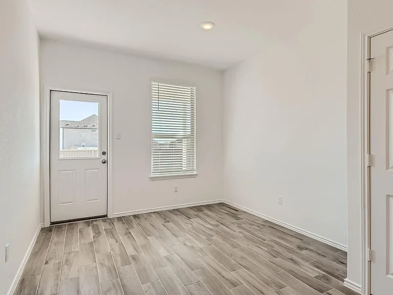 140 Bennington Dr — Photo 10