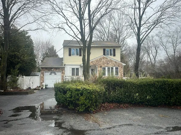 23 Juniper Ave, Ronkonkoma, NY 11779