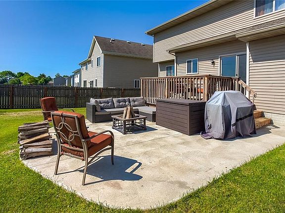 3rd image of 615 Spruce Dr NW