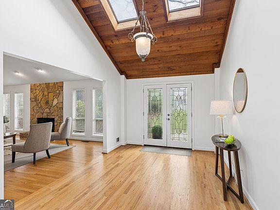 2nd image of 525 Spender Trce