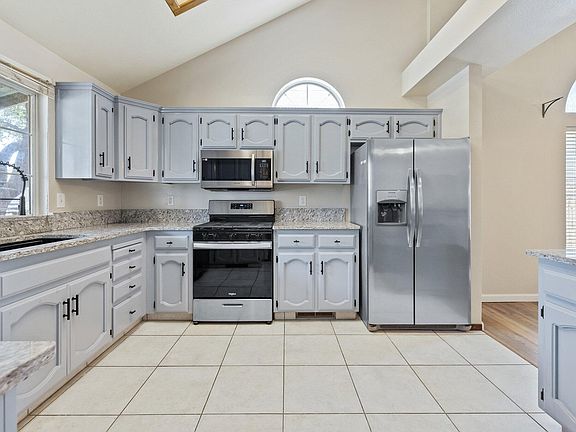 5th image of 925 S Pinkham Street