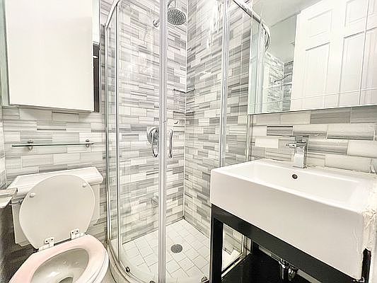 4th image of 320 E 18th St #2