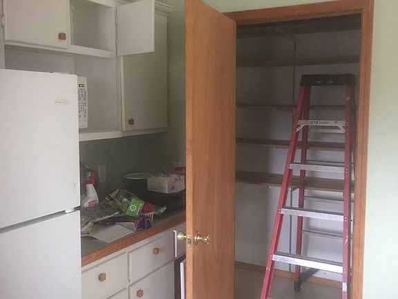Pantry(ladder does not stay)