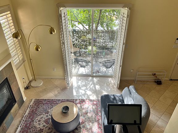 Living room (1st floor)