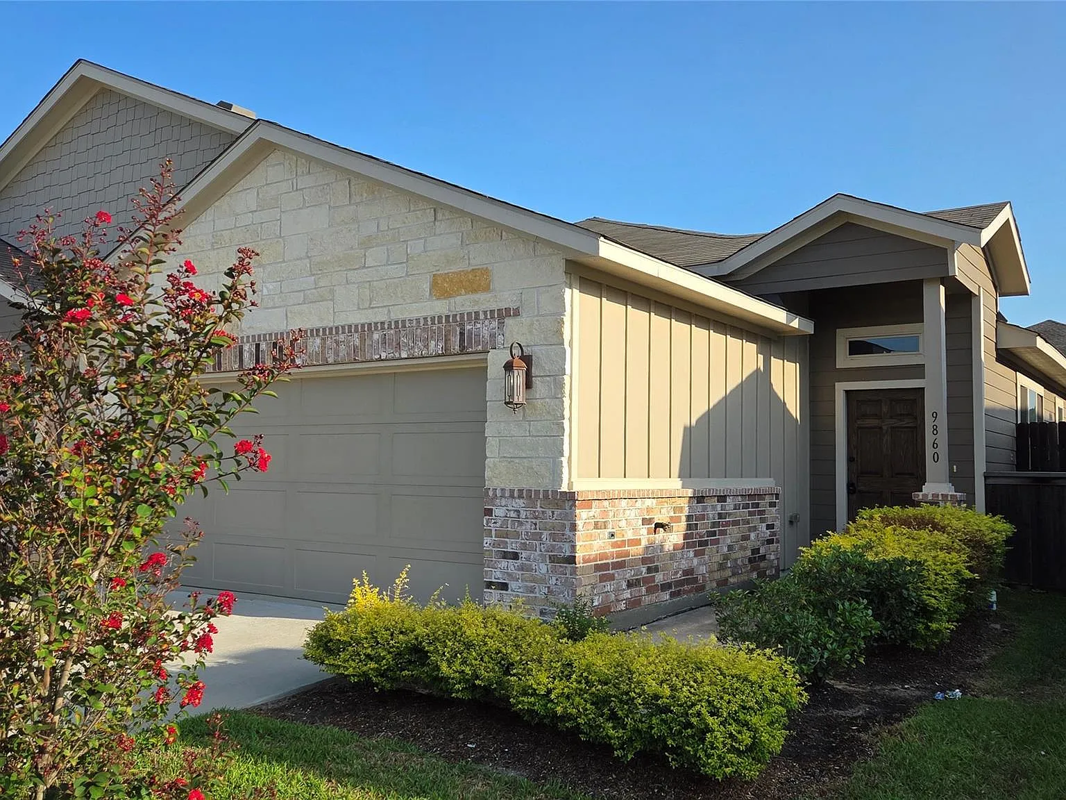 3 bed, 2.0 bath, 1302 sqft, $1,670 — Photo 2