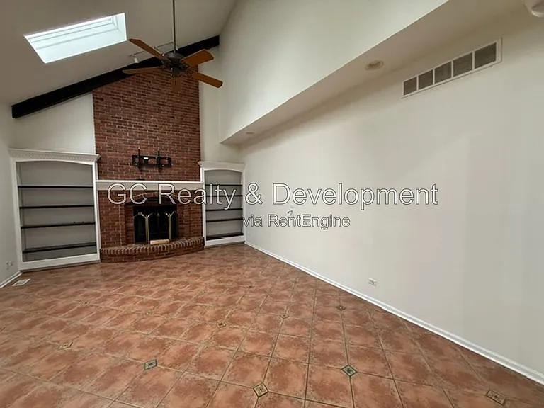 882 Clarendon Ln — Photo 12