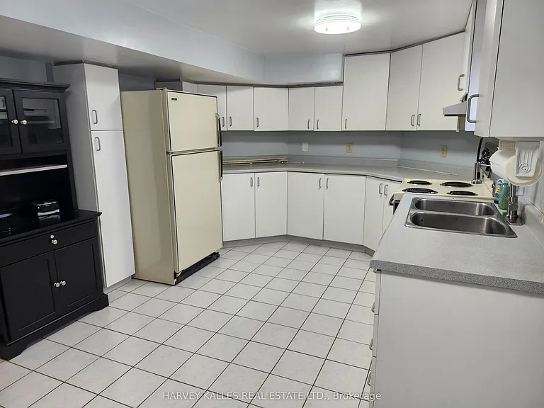 9 Scarlett Dr #LOWER — Photo 3