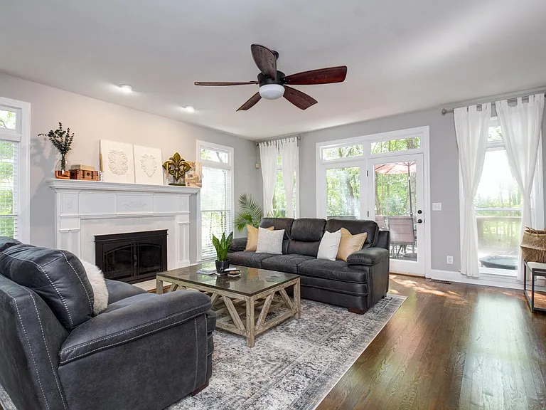 1315 Lake Point Dr — Photo 3