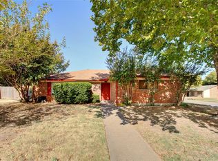 5800 Willow Valley Dr, Arlington, TX 76017