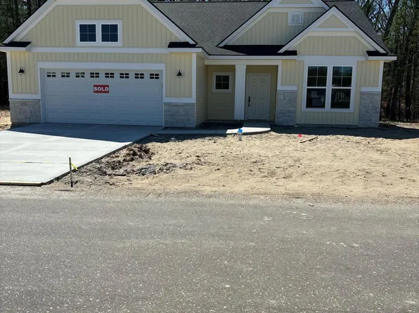 17493 Baltrusol Dr, Spring Lake, MI 49456