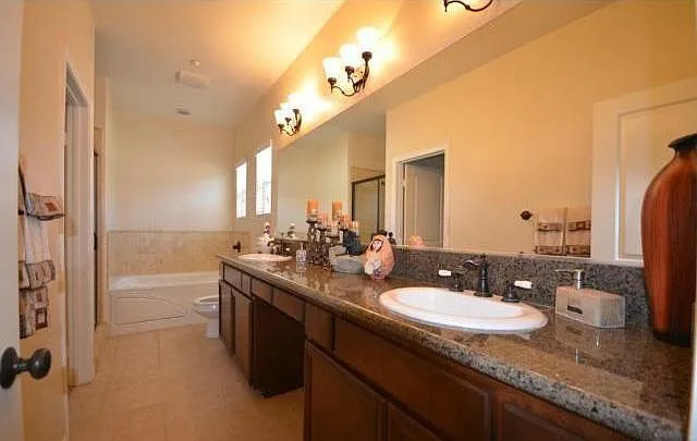 Primary bath with dual sinks