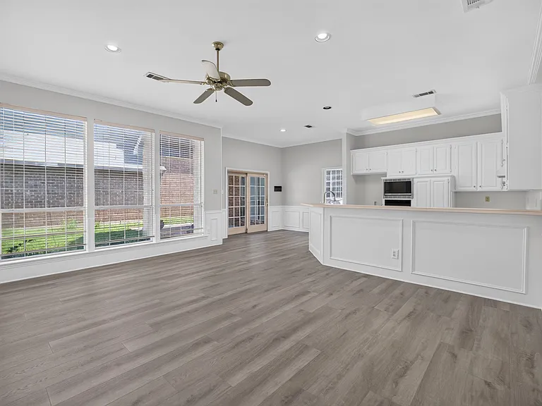 1037 McCoy Dr — Photo 6