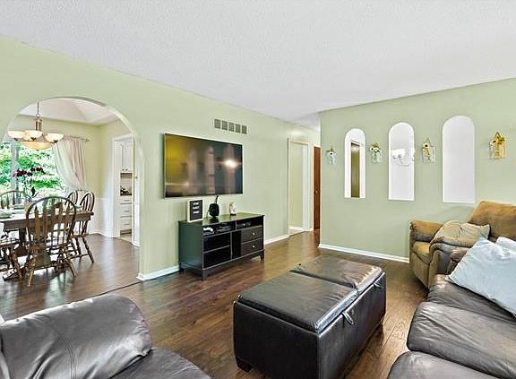 5th image of 601 Wood Ct