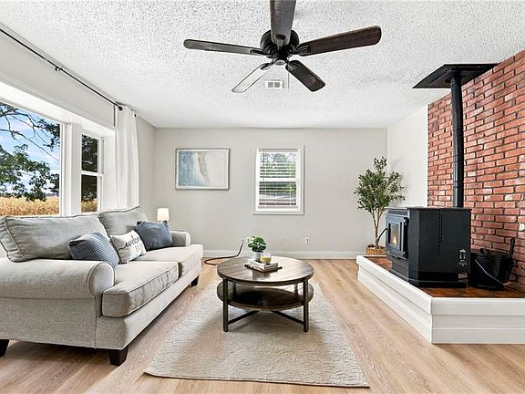 5th image of 209 Main St