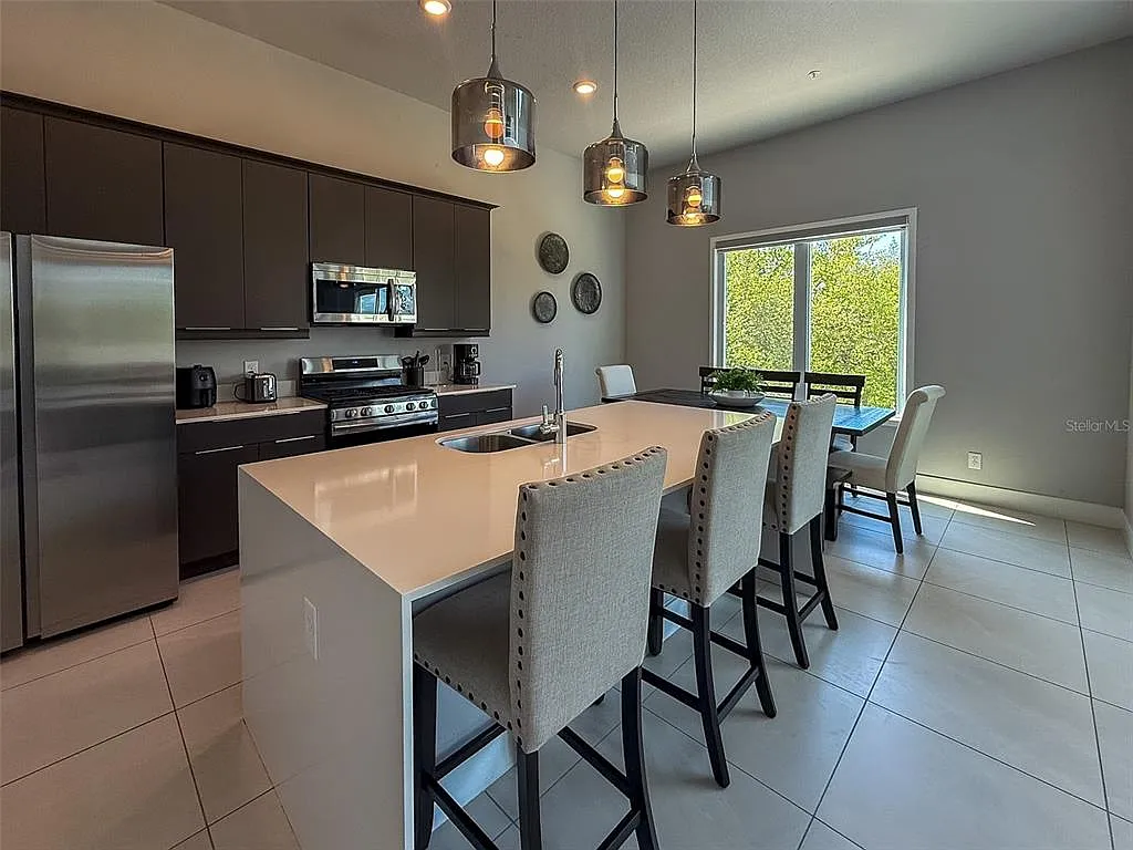 5 bed, 4.5 bath, 2630 sqft, $3,000 — Photo 3
