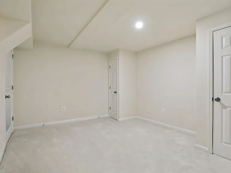 43840 Laburnum Sq — Photo 17