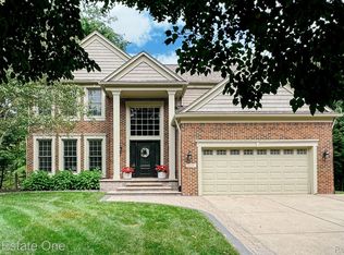 2604 Aubrey Dr, Lake Orion, MI 48360