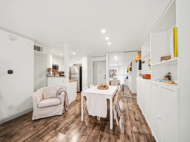 5530 Owensmouth Ave #210 — Photo 8