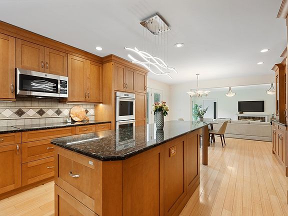 5th image of 1802 Heather Ln