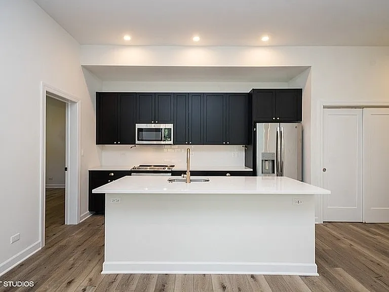 621 W. Belmont — Photo 1