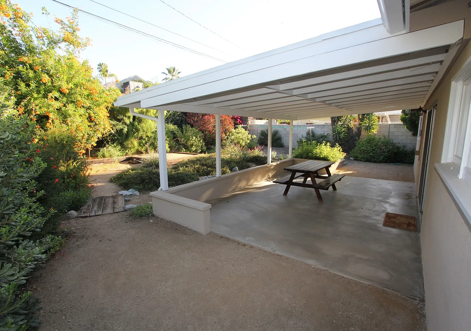 Beautiful 3 Bedroom Near UCR — Photo 2