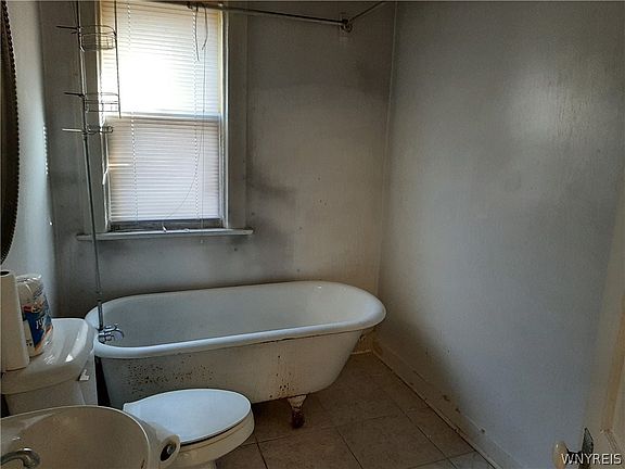 3rd image of 134 Geary St