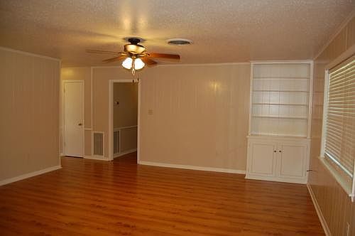 4th image of 1601 Laura Ln
