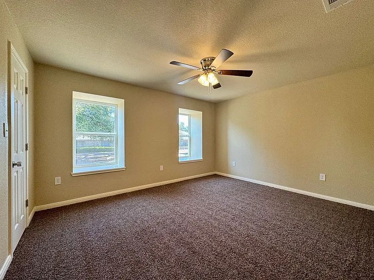 919 Briar Dr — Photo 14