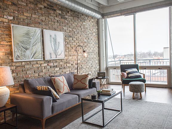 2nd image of 1927 N Milwaukee Ave #403