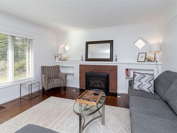 3rd image of 4121 Quadra St