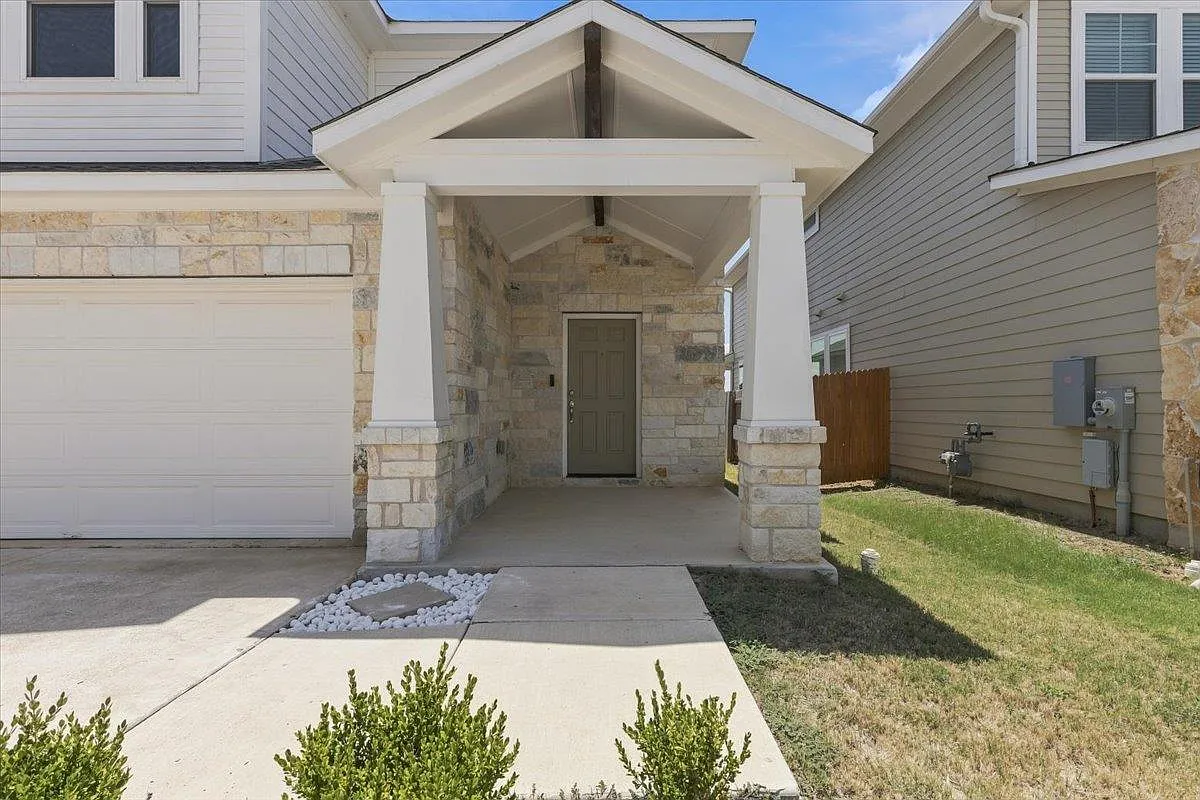 3 bed, 3.0 bath, 2050 sqft, $2,100 — Photo 3