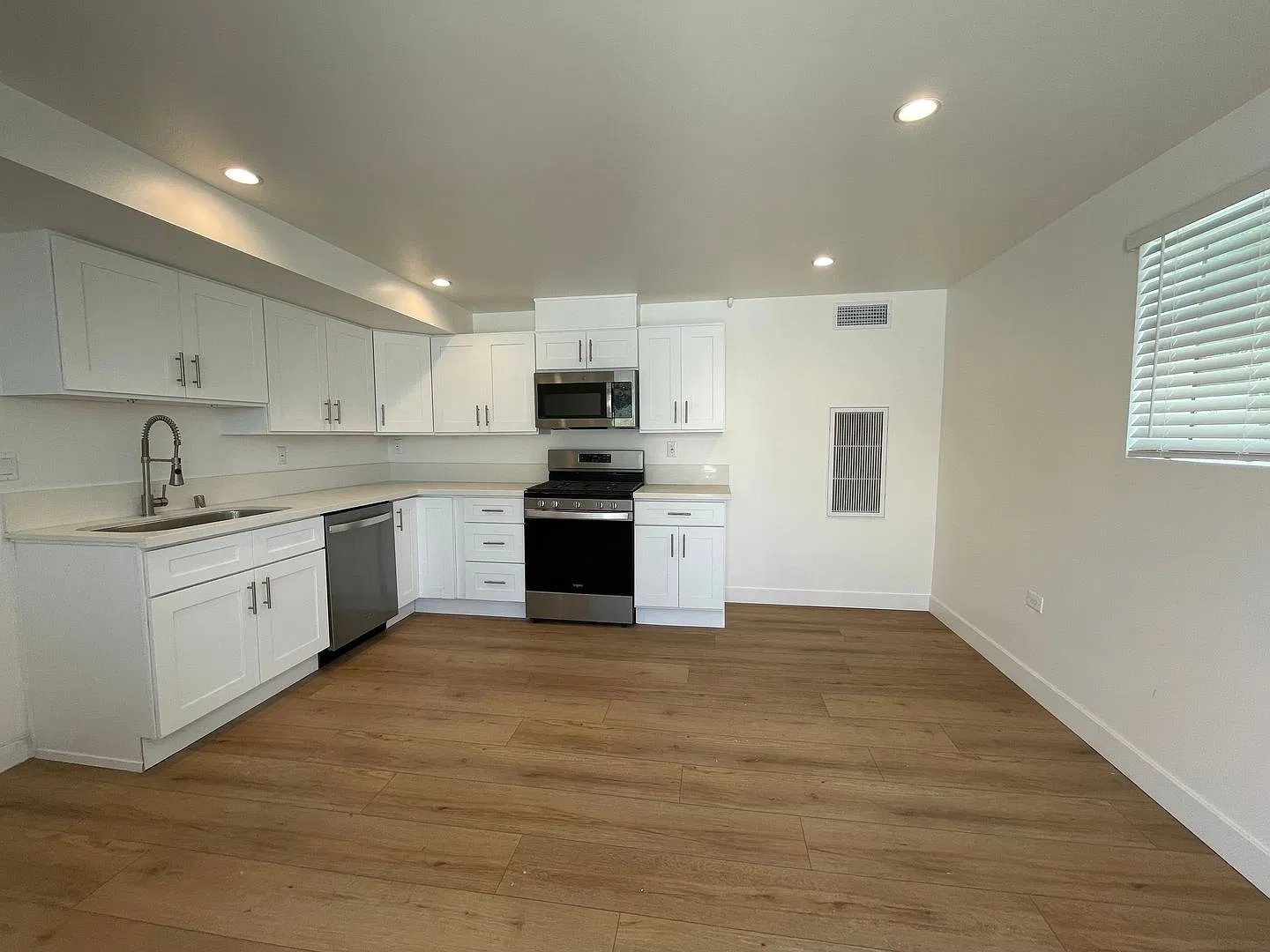 1135 Scofield Dr — Photo 1