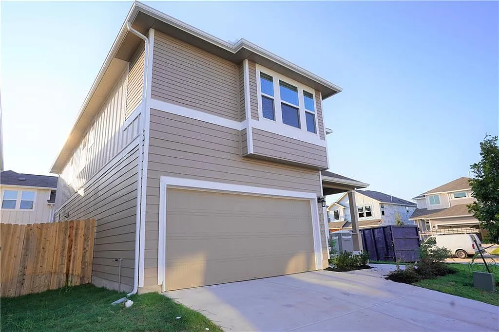 4 bed, 2.5 bath, 2253 sqft, $2,300 — Photo 3