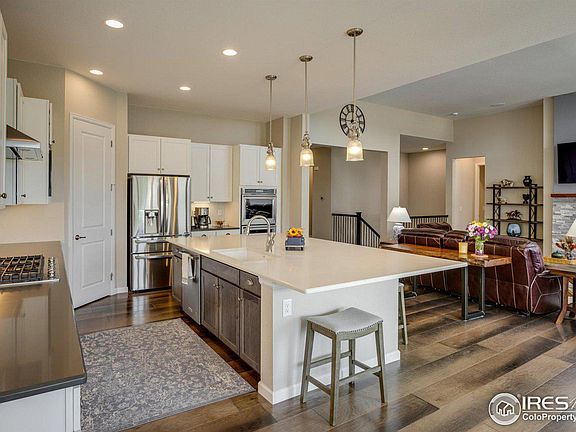 3rd image of 860 Grenville Cir
