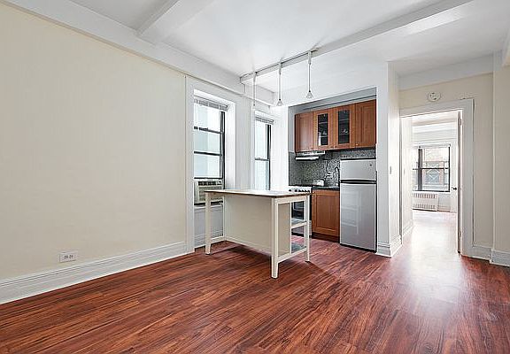 3rd image of 116 W 72nd St APT 7D