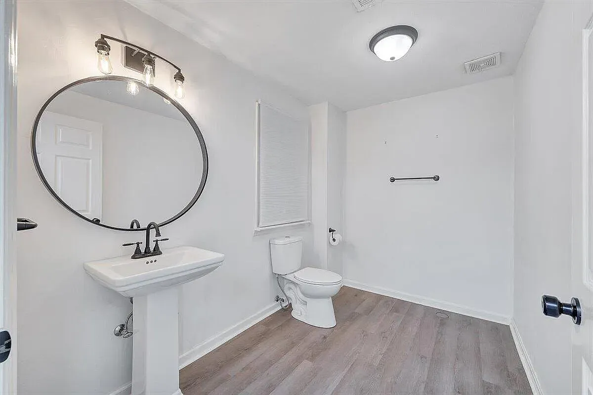 6 bed, 4519 sqft, $4,000 — Photo 3