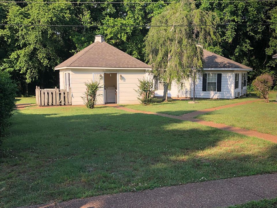 The cottage on the left is the laundry room. Free washers and dryers.